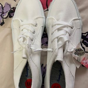 Tommy Bahama Women's Lace Up sneakers